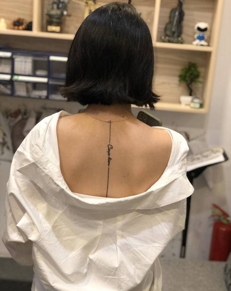 线纹身纹身图片_背部花体字纹身图案