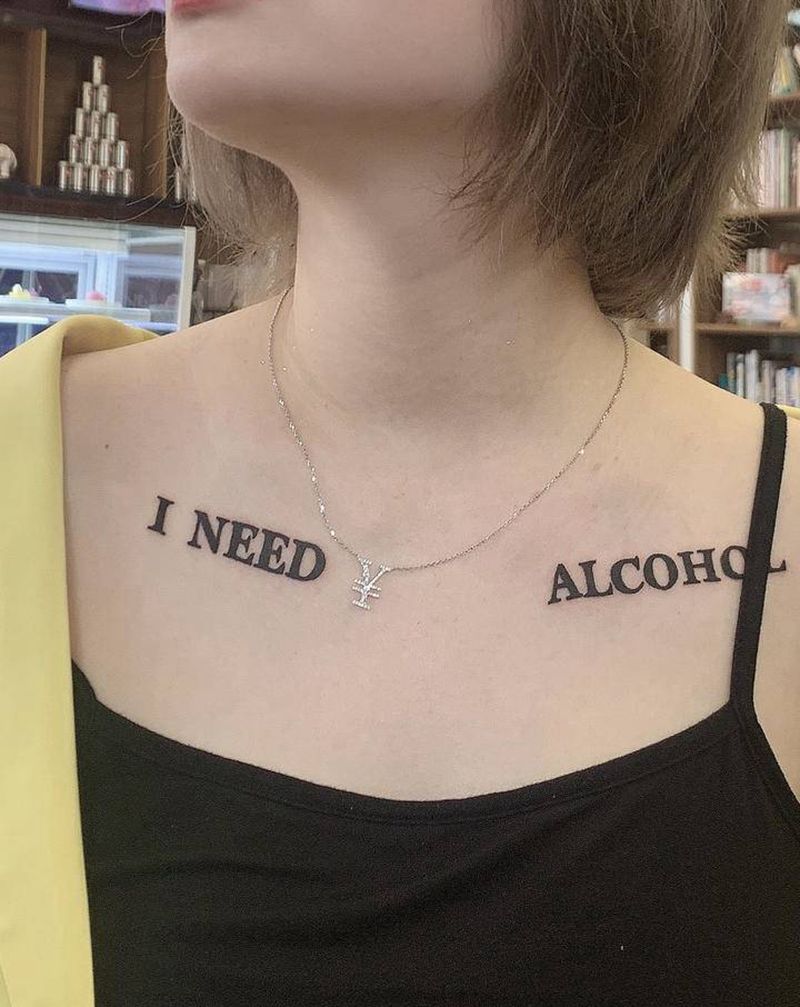 000纹身图片_胸部肩部花体字点刺纹身图案