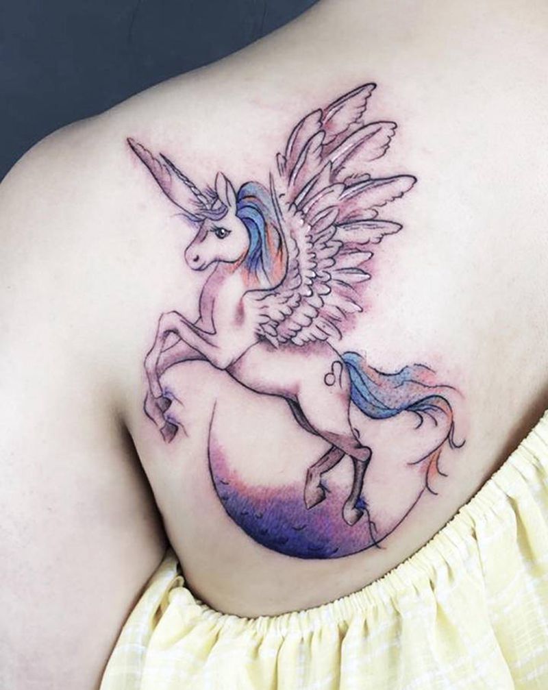 独角兽纹身图片_背部肩部水彩水墨纹身图案