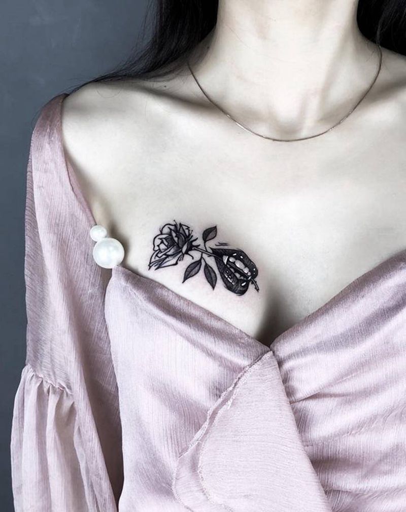 胸口玫瑰纹身图片_胸部点刺欧美写实纹身图案