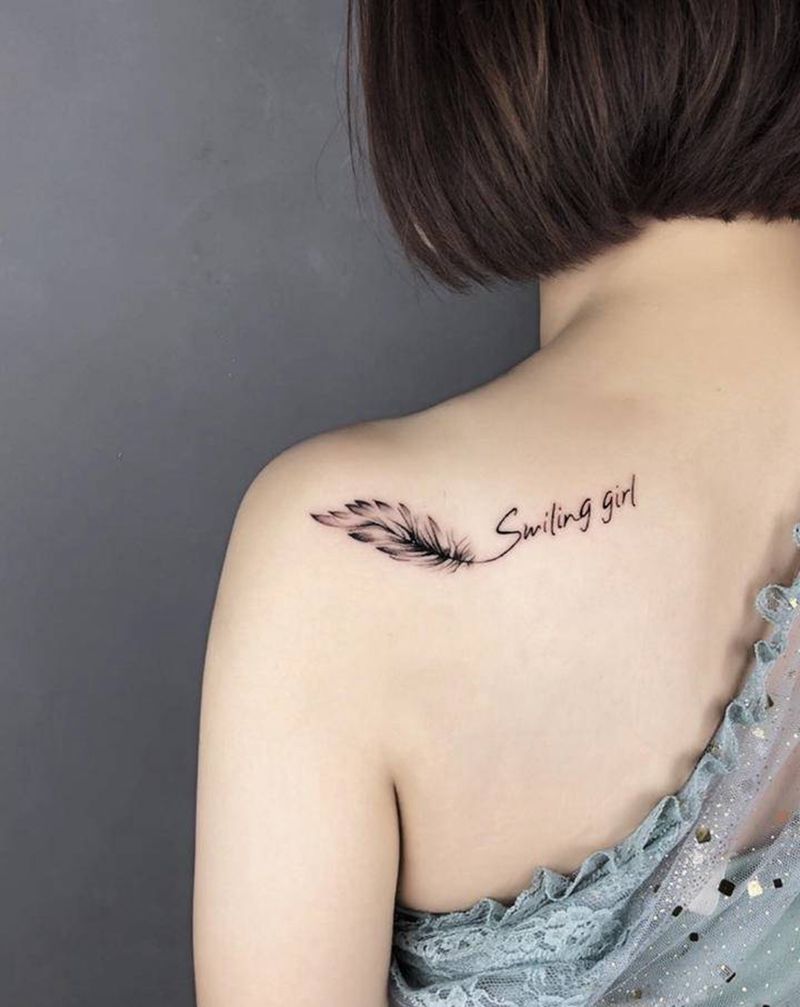 羽毛纹身图片_背部肩部点刺花体字纹身图案