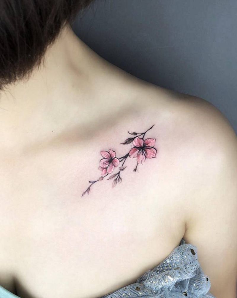 锁骨小花纹身图片_肩部胸部水墨水彩纹身图案