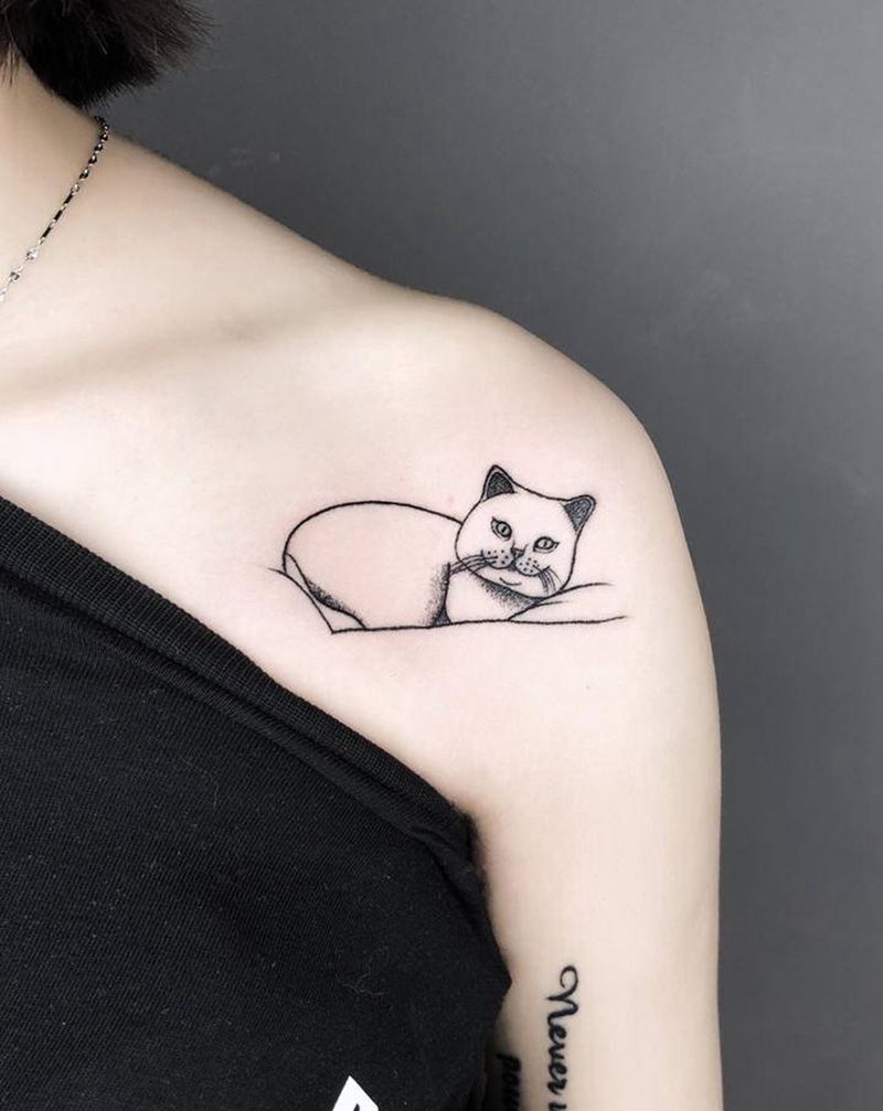 缅怀故猫纹身图片_肩部胸部几何点刺纹身图案