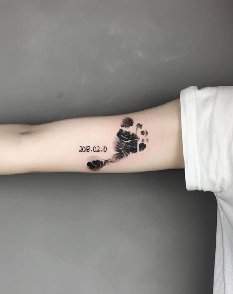 脚丫子纹身图片_手臂手部欧美写实花体字纹身图案