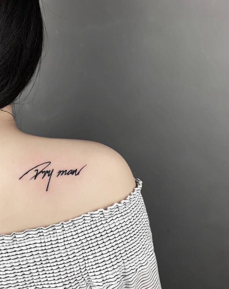 男友签名纹身图片_肩部背部花体字几何纹身图案