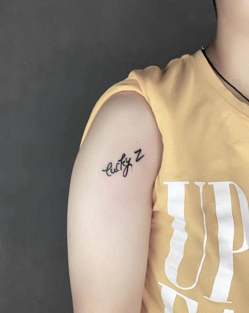 添加昨日纹身图片_手臂肩部花体字点刺纹身图案