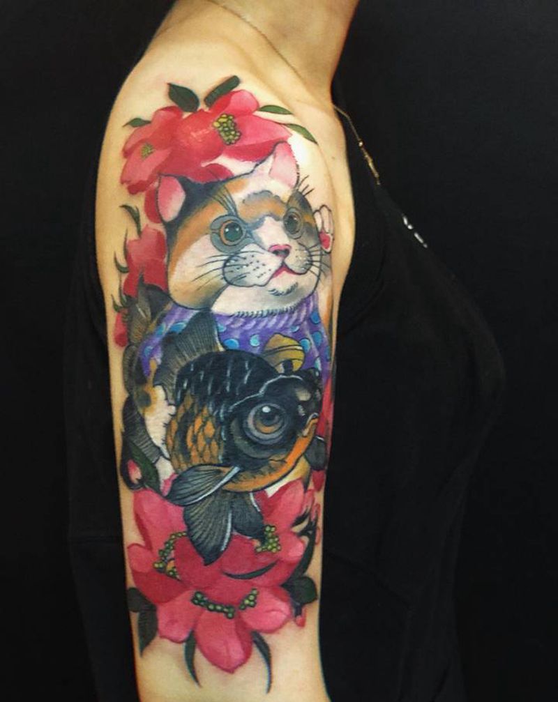 招财猫纹身图片_手臂新传统老传统猫 鱼 牡丹纹身图案