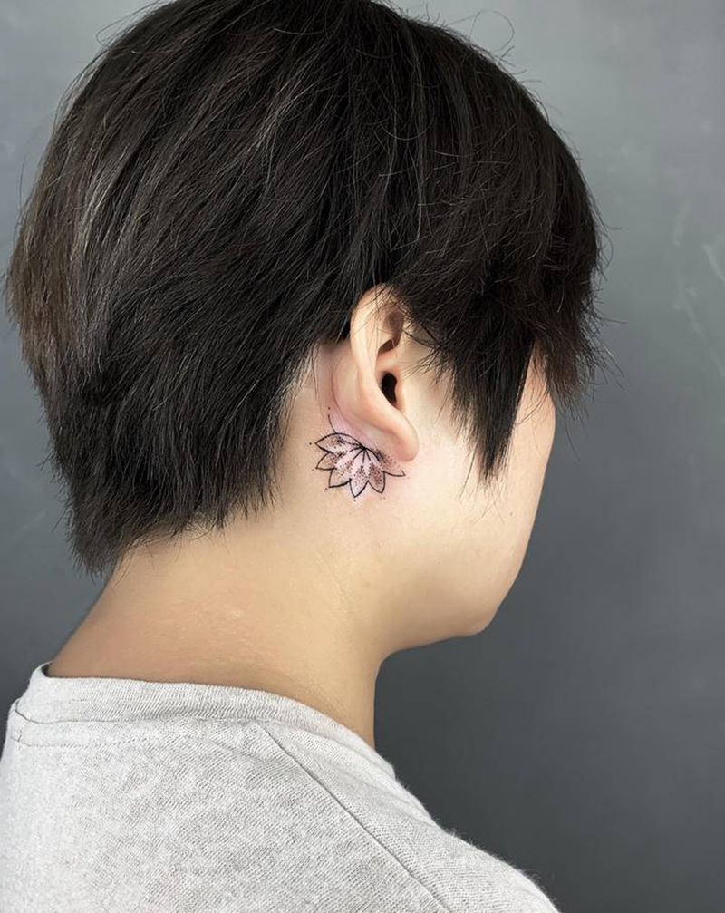 瘢痕遮盖纹身图片_肩部颈部点刺几何纹身图案