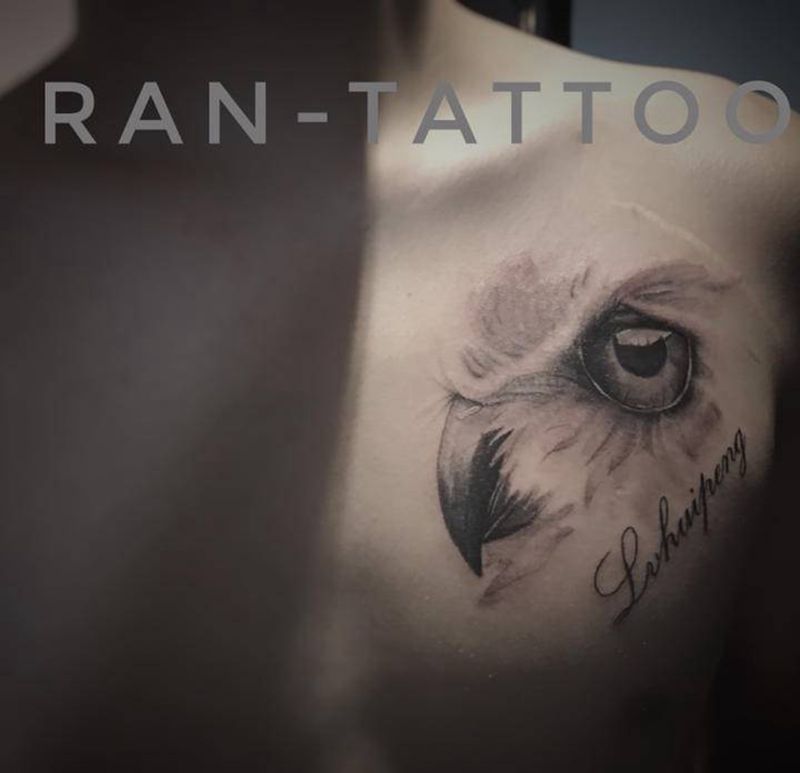 胸口作品纹身图片_胸部肩部欧美写实新传统纹身图案