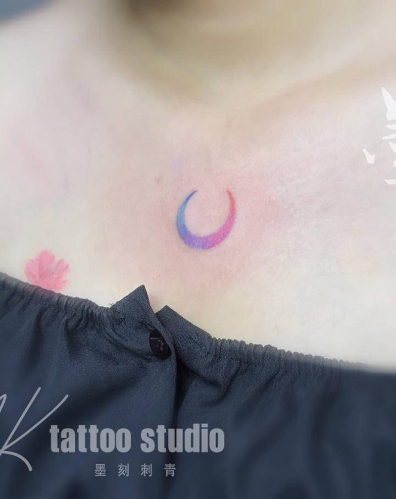 月亮纹身图片_胸部纹身图案