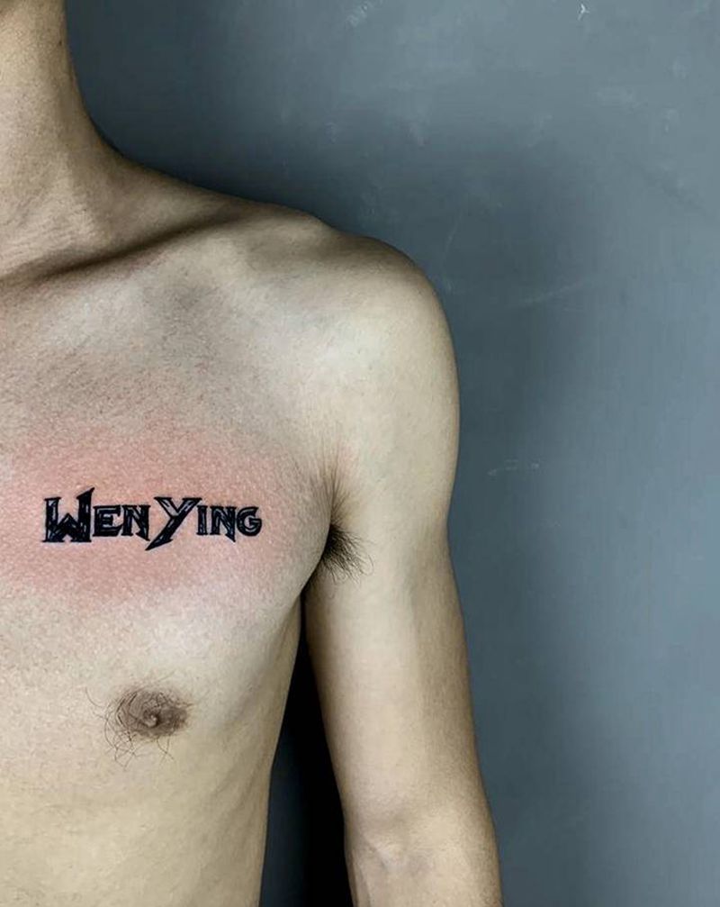 女友名字纹身图片_胸部肩部花体字点刺纹身图案