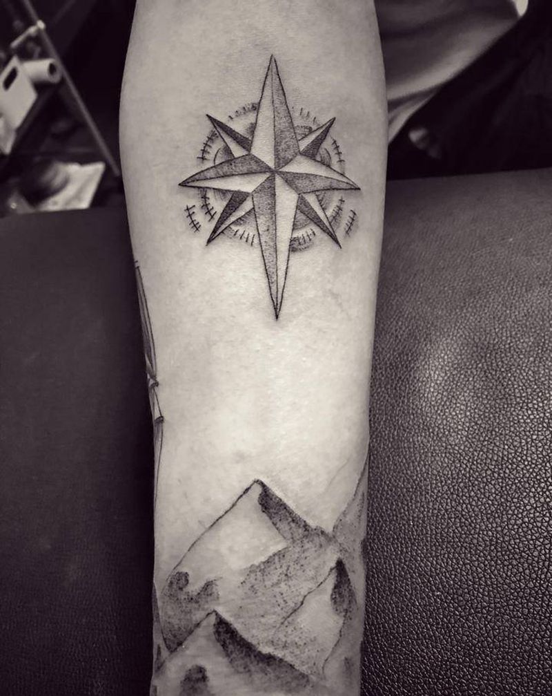 指南针纹身图片_手臂点刺纹身图案
