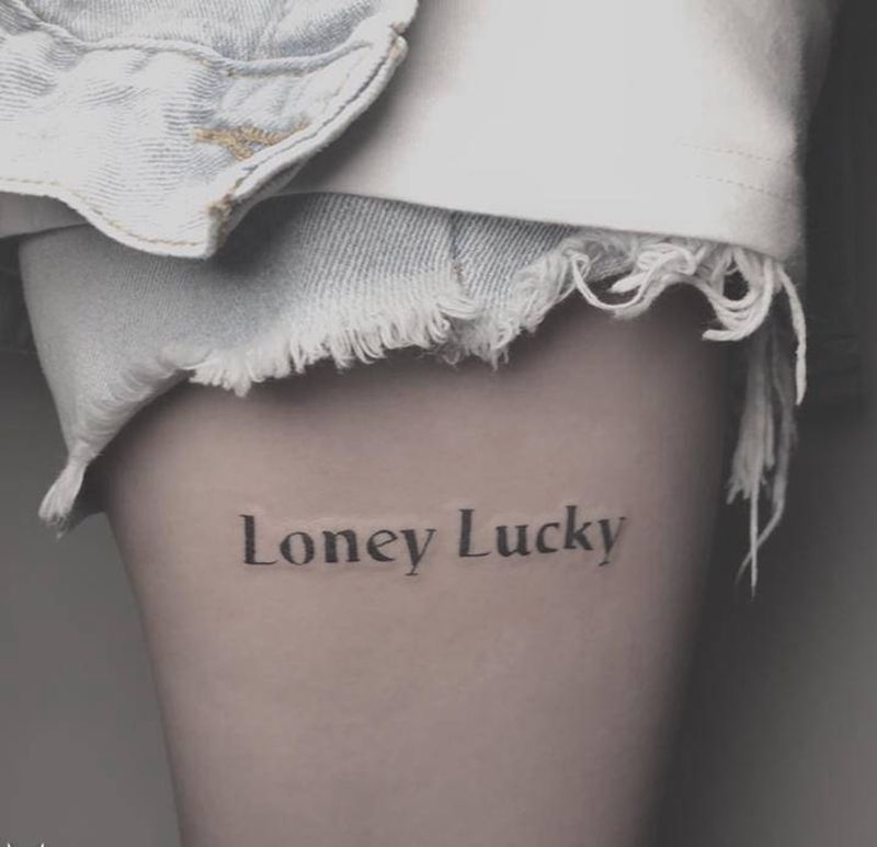 腿部作品纹身图片_腿部脚部点刺花体字纹身图案