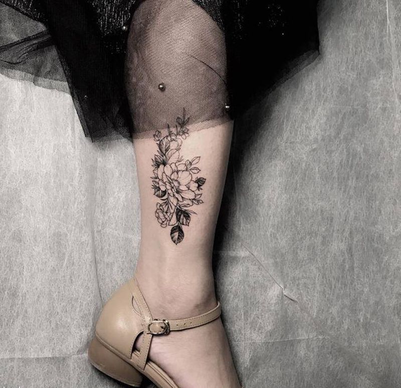 素花作品纹身图片_腿部脚部点刺水彩纹身图案