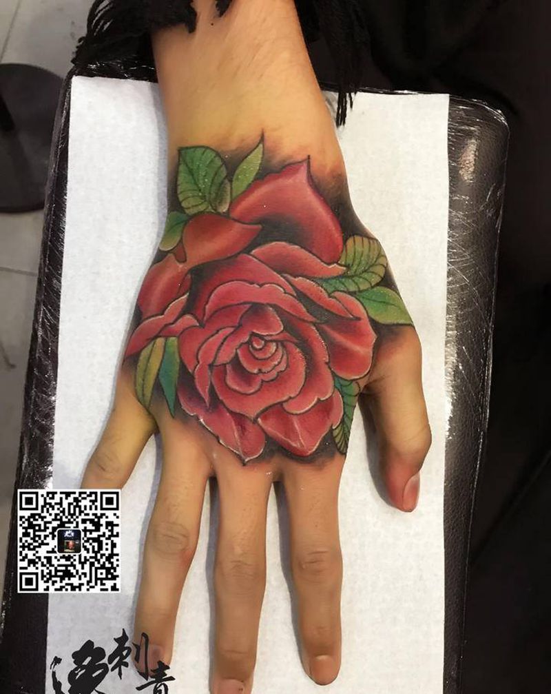 玫瑰手面纹身图片_手部欧美写实纹身图案