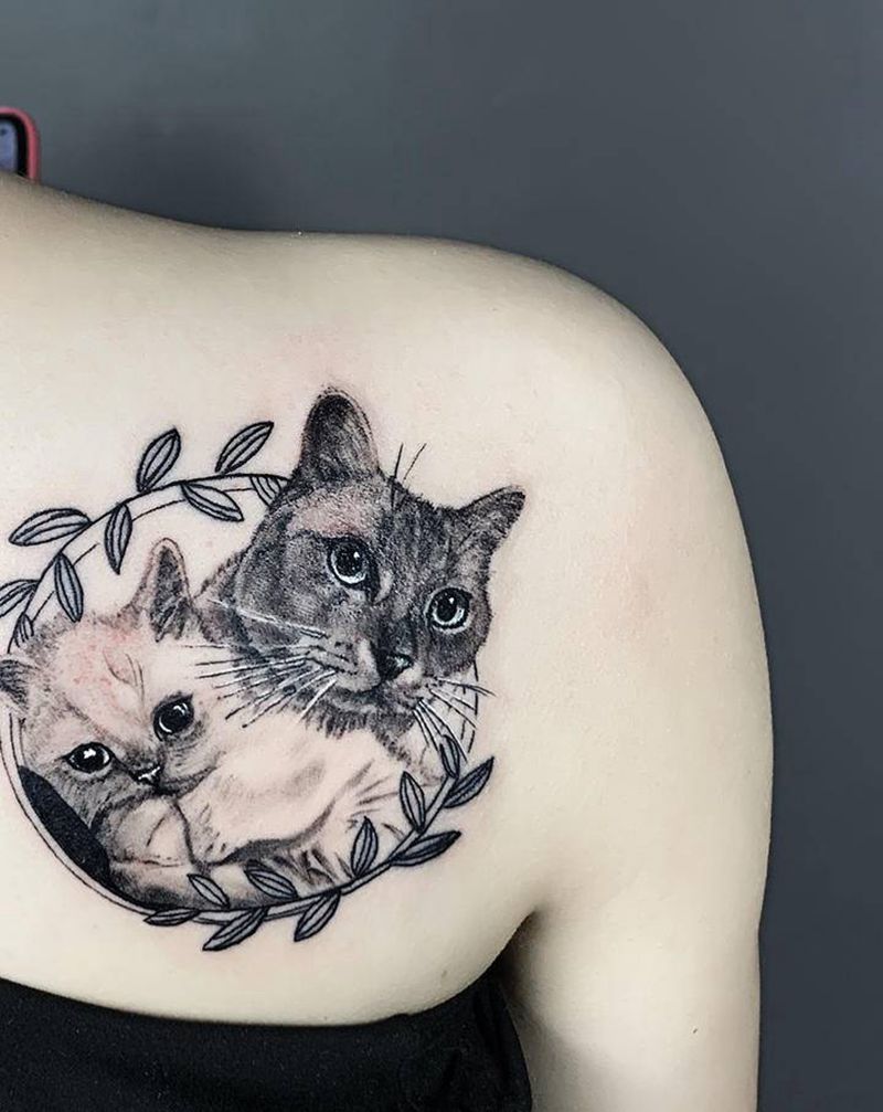 她的猫纹身图片_背部肩部欧美写实几何纹身图案