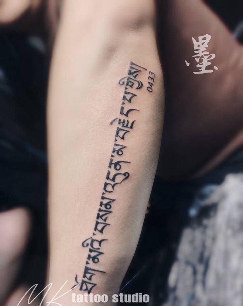 藏文纹身图片_手部花体字纹身图案