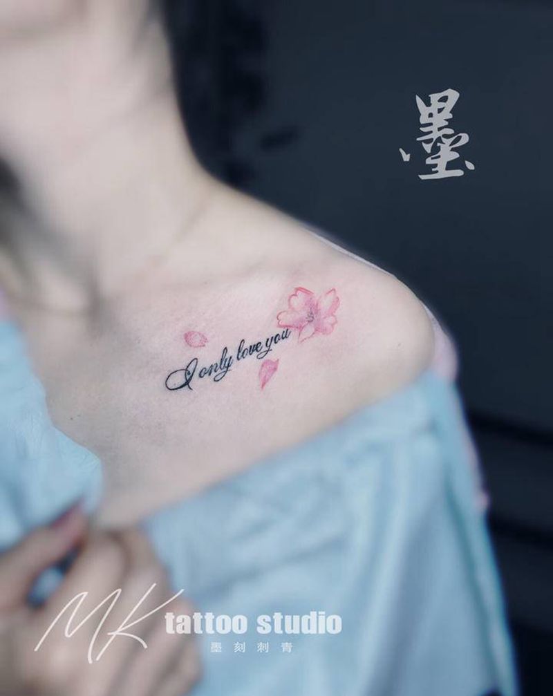 字体纹身图片_胸部花体字纹身图案