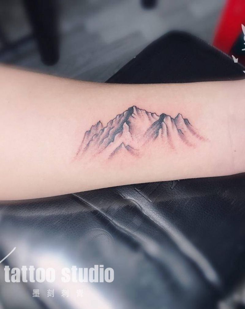 隔海⛰️纹身图片_手臂几何点刺纹身图案