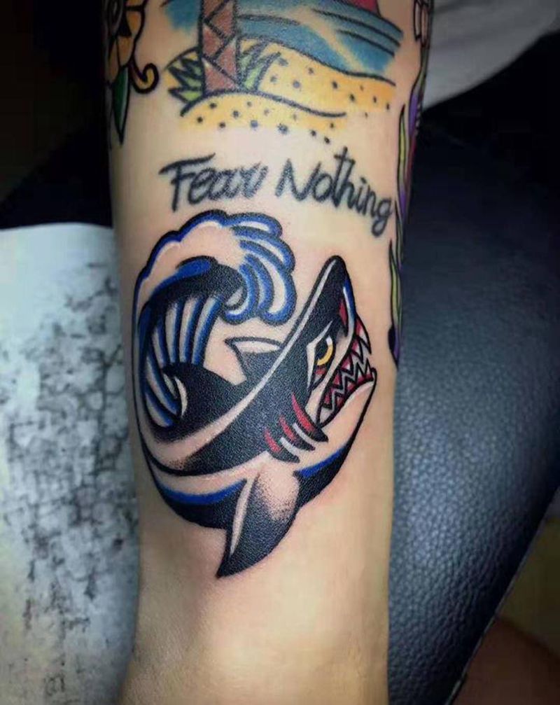 scholar 鲨鱼纹身图片_手臂Old School纹身图案