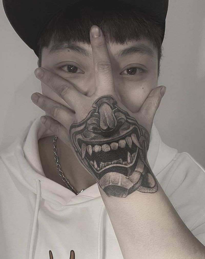 爆手背作品纹身图片_手臂手部老传统新传统纹身图案