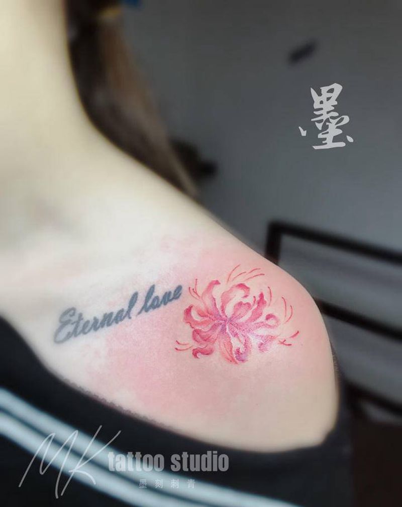 再做添加彼岸花纹身图片_肩部纹身图案