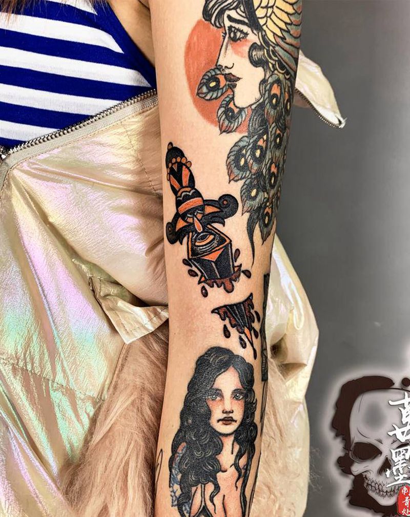 上帝之眼小匕首纹身图片_手部手臂Old School图腾纹身图案