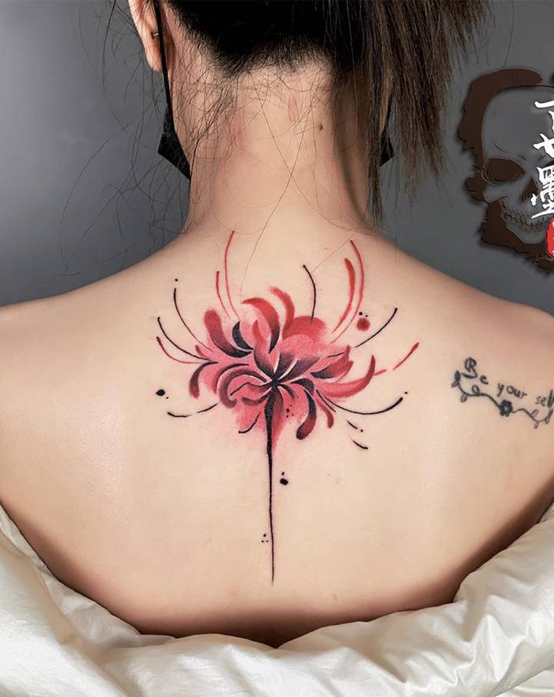 后背彼岸花纹身图片_肩部背部水墨水彩纹身图案