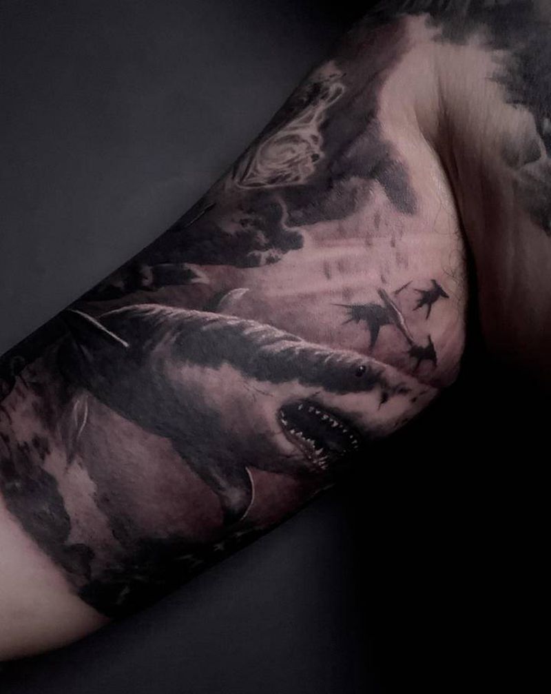 鲨鱼纹身图片_手部手臂欧美写实纹身图案