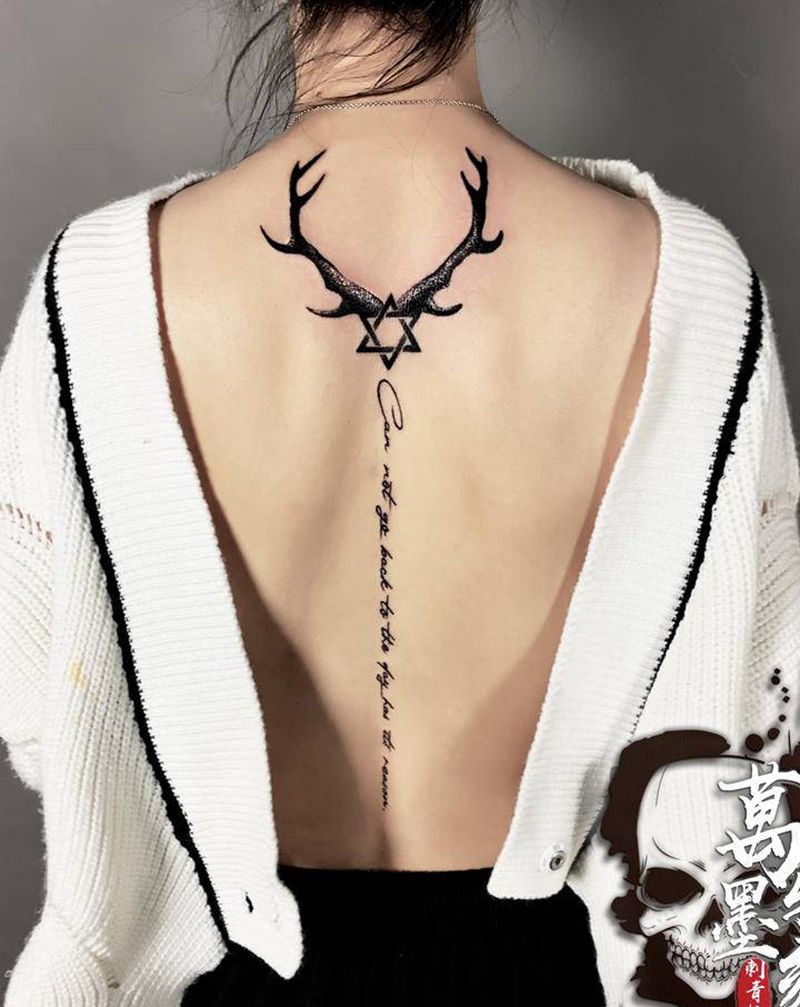 后背鹿角纹身图片_肩部背部花体字点刺纹身图案