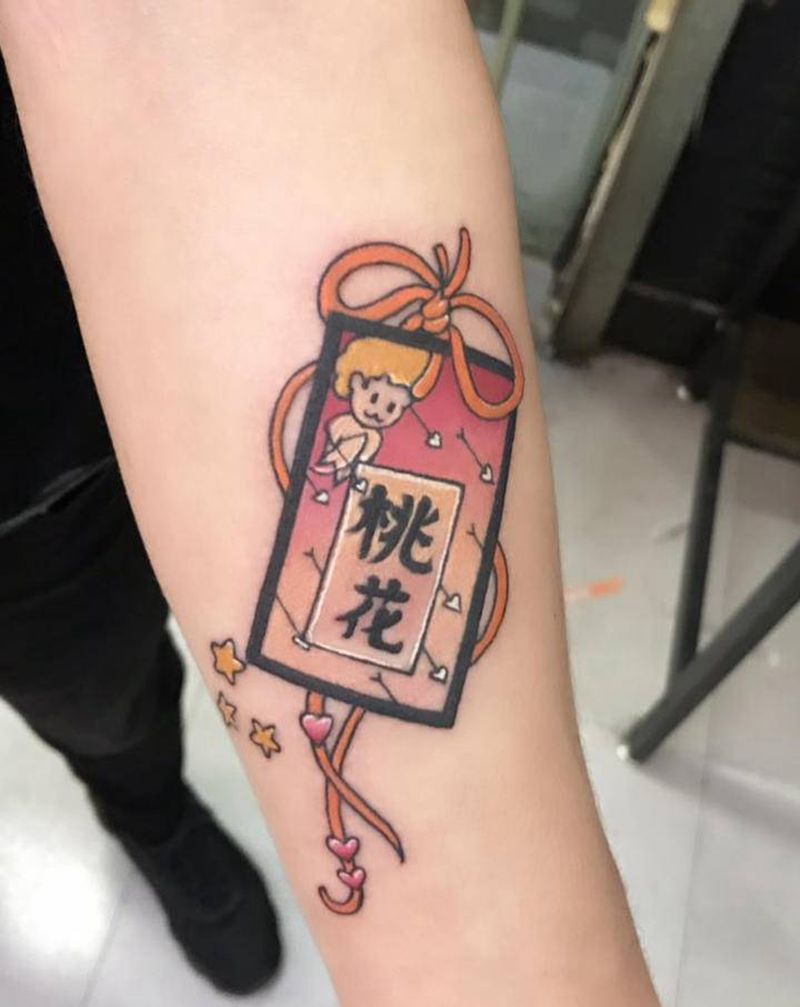 招桃花纹身图片_手臂New School纹身图案