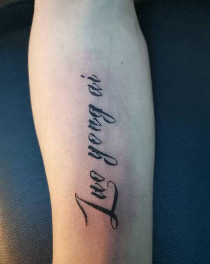小臂纹身图片_手臂花体字纹身图案