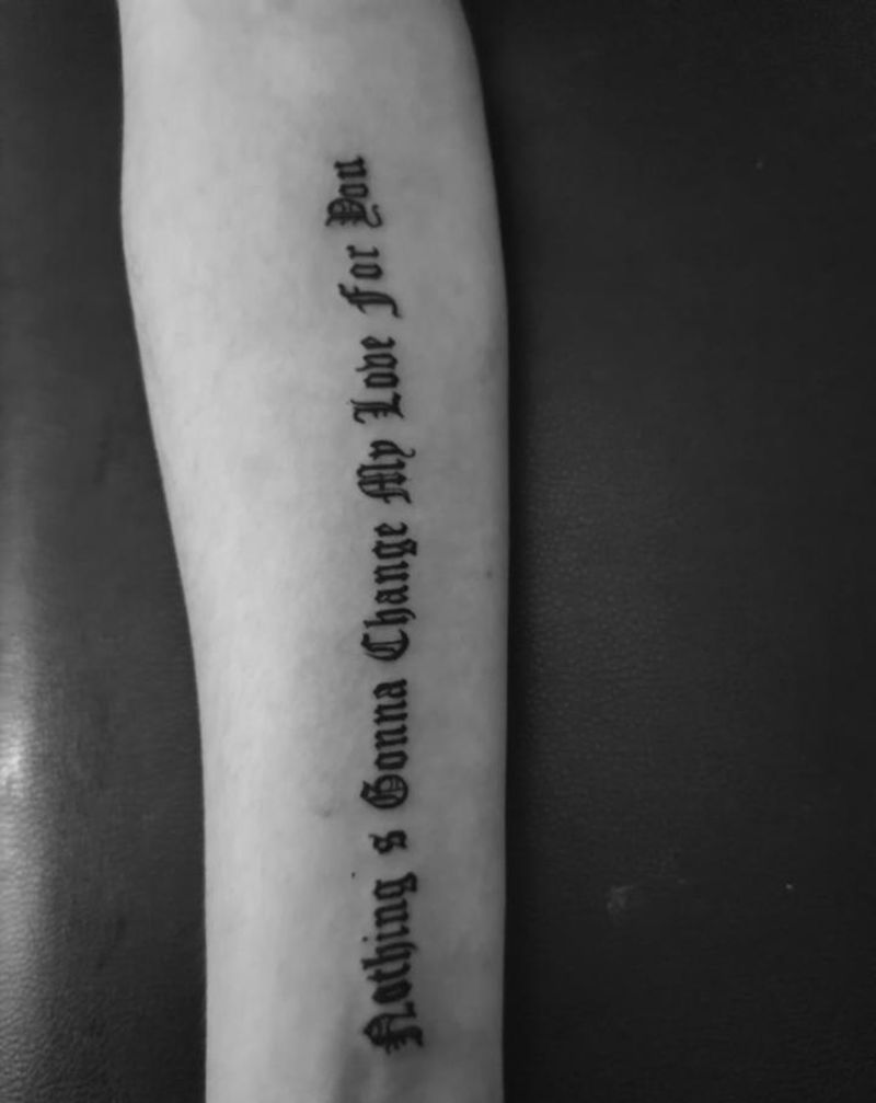 小臂纹身图片_手臂花体字纹身图案