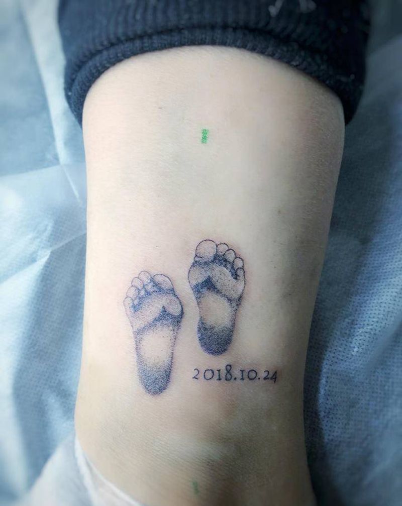 小宝贝的印记纹身图片_腿部欧美写实纹身图案