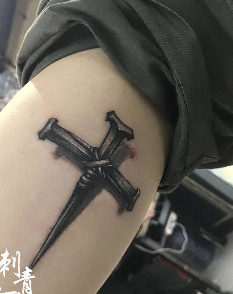 钉子十字架纹身图片_手臂欧美写实纹身图案