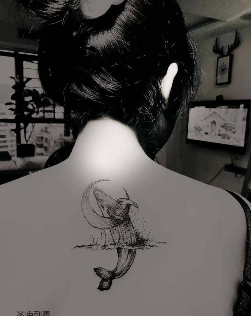 鲸纹身图片_背部点刺纹身图案