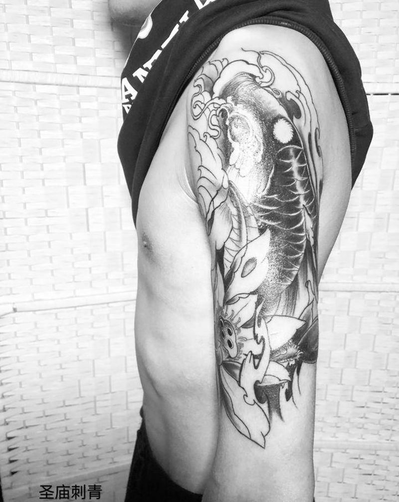 鱼纹身图片_手臂新传统纹身图案