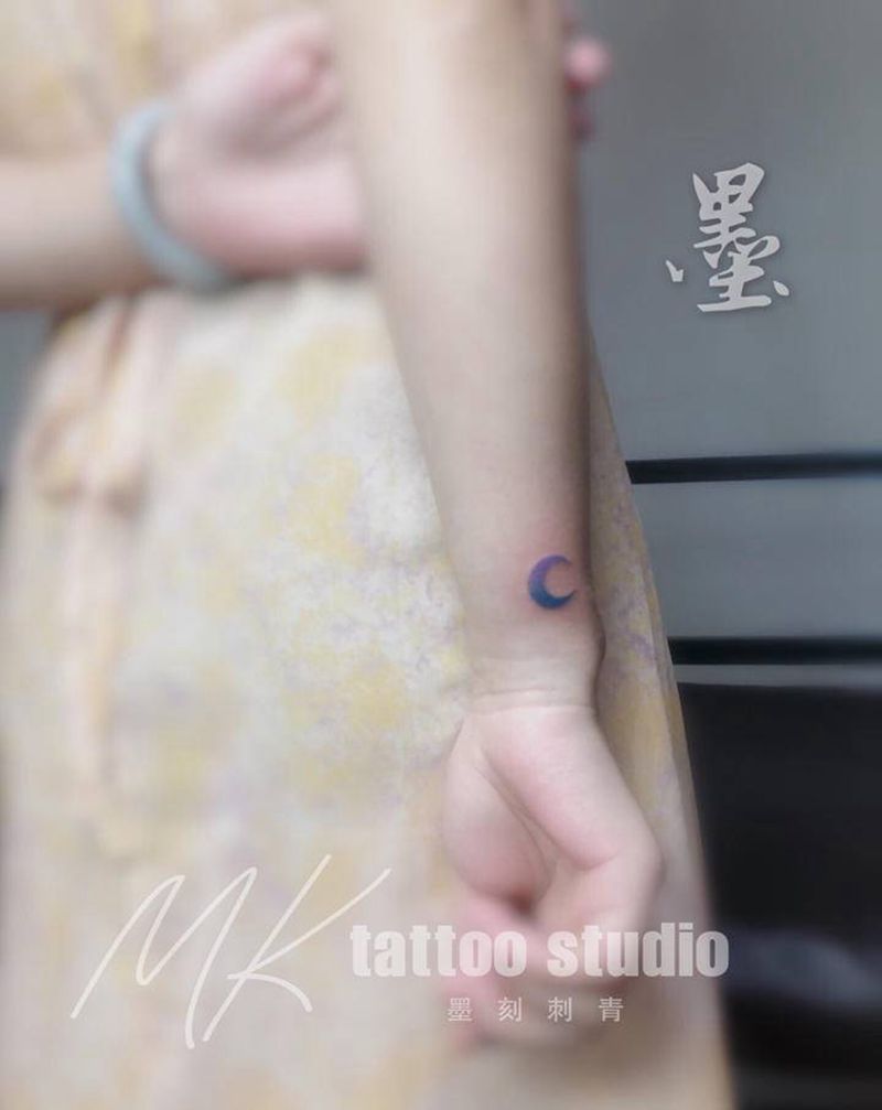 小月亮纹身图片_手部纹身图案