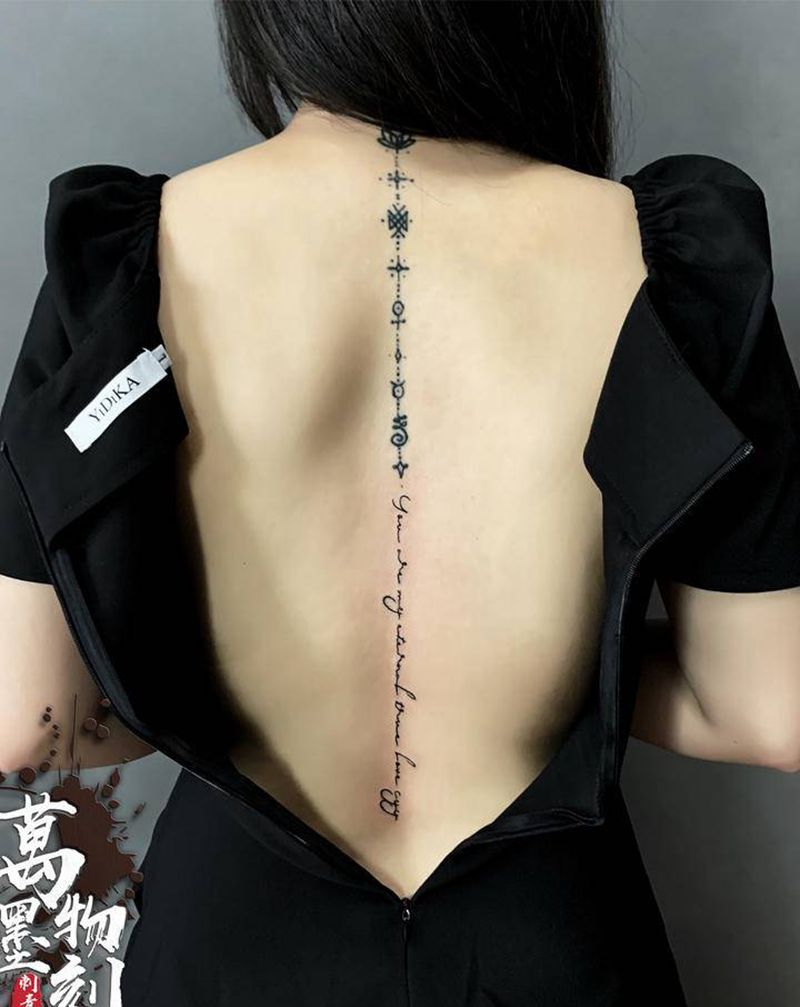 添加英文纹身图片_背部肩部花体字纹身图案