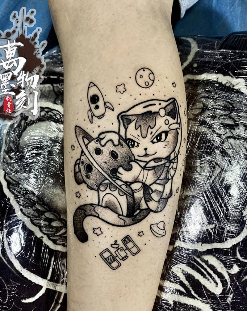 宇宙飞天猫纹身图片_腿部脚部点刺几何纹身图案