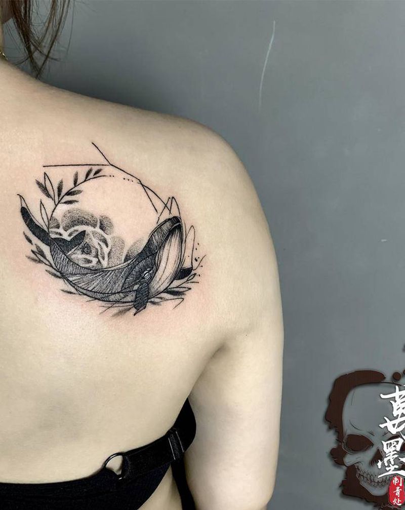 鲸纹身图片_背部肩部几何点刺纹身图案