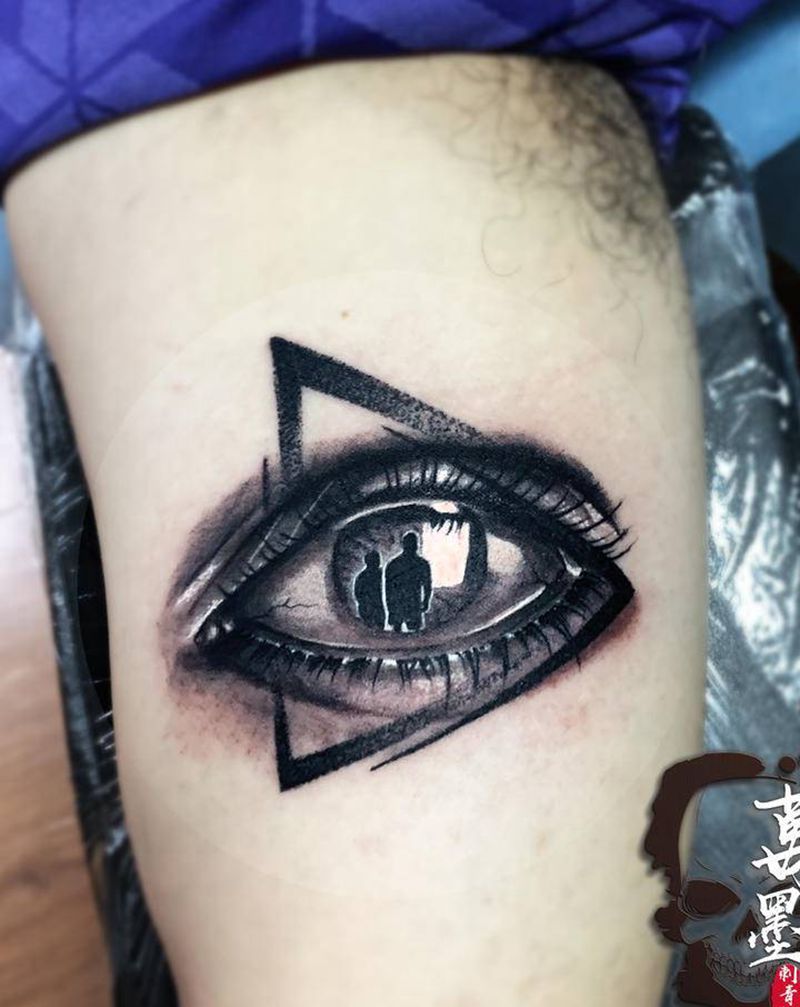 大眼睛纹身图片_手臂肩部欧美写实几何纹身图案