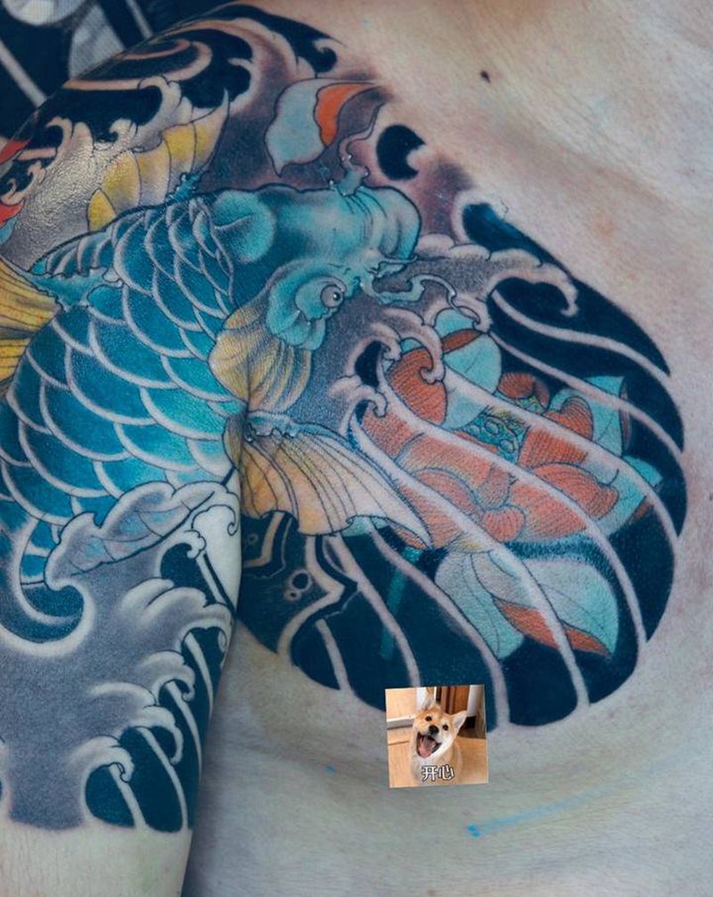 半甲鲤鱼纹身图片_手臂胸部老传统纹身图案