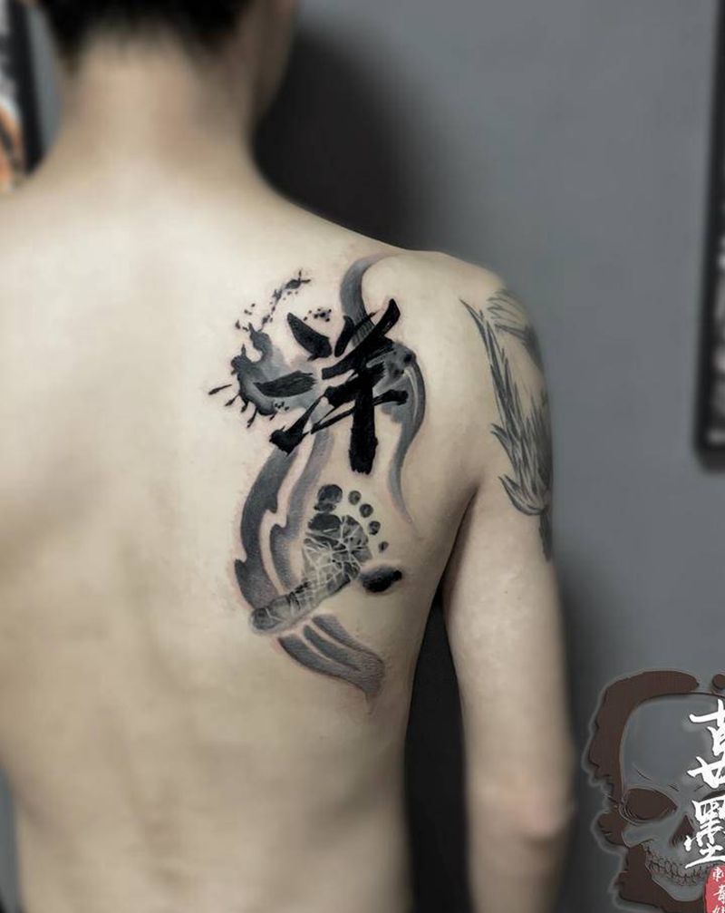 他女儿纹身图片_背部肩部水墨水彩纹身图案