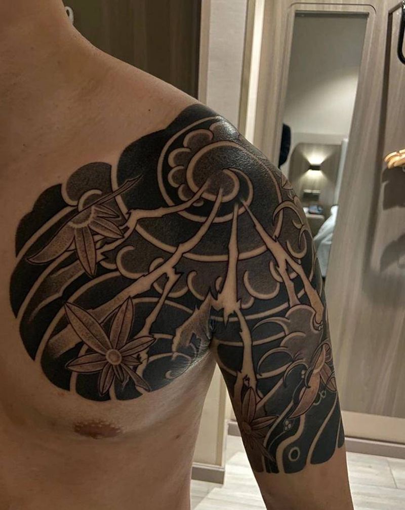 枫纹身图片_胸部手臂老传统枫叶纹身图案