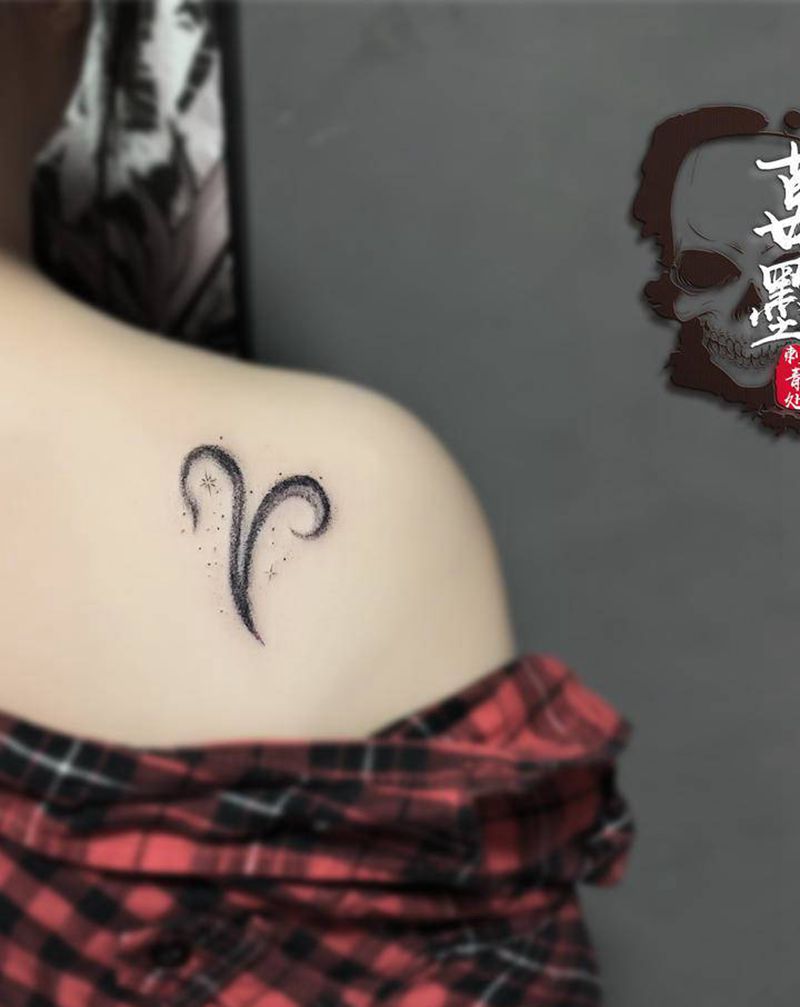 白羊座♈纹身图片_背部肩部点刺水墨纹身图案