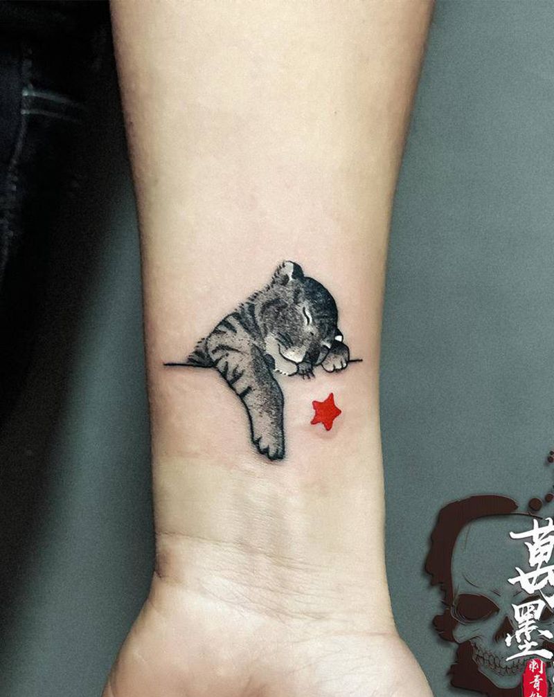 小老虎纹身图片_手臂手部点刺几何纹身图案