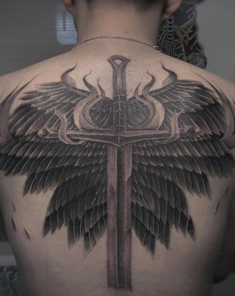 后背翅膀作品纹身图片_背部肩部欧美写实老传统纹身图案