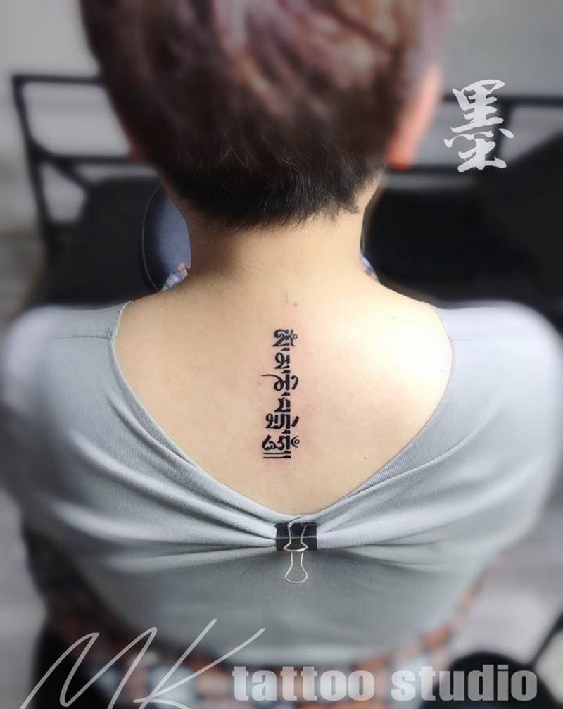 六字真言纹身图片_背部纹身图案