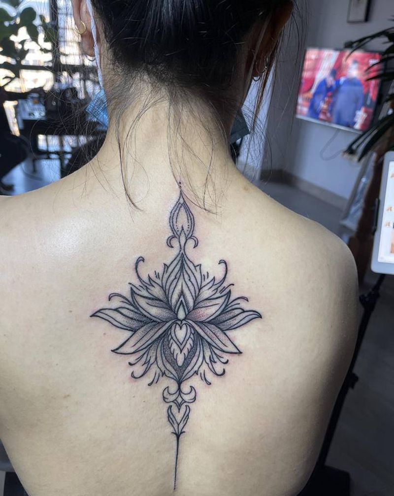 莲纹身图片_背部纹身图案